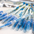 mehrere Resi Test Pens die auf einem Tisch liegen