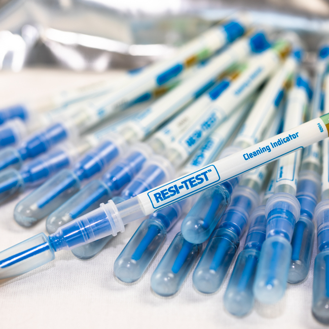 mehrere Resi Test Pens die auf einem Tisch liegen