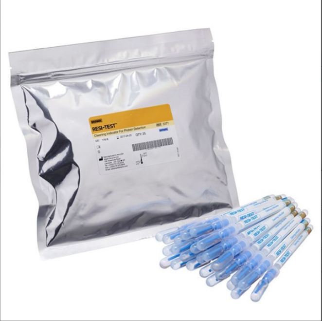 Resi Test Kit; links die flexible Verpackung und rechts eine Vielzahl der Resi Test Pens aufeinander