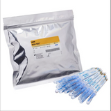 Resi Test Kit; links die flexible Verpackung und rechts eine Vielzahl der Resi Test Pens aufeinander